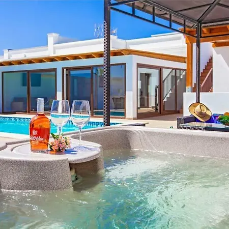 Playa Blanca Sleeps 8 Pool Air Con Wifi